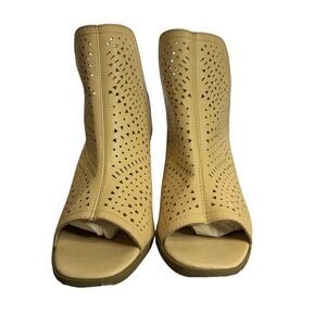 Sugar Zymic Womens Tan Perforated Peep Toe Block Heel Booties‎ Size 7.5